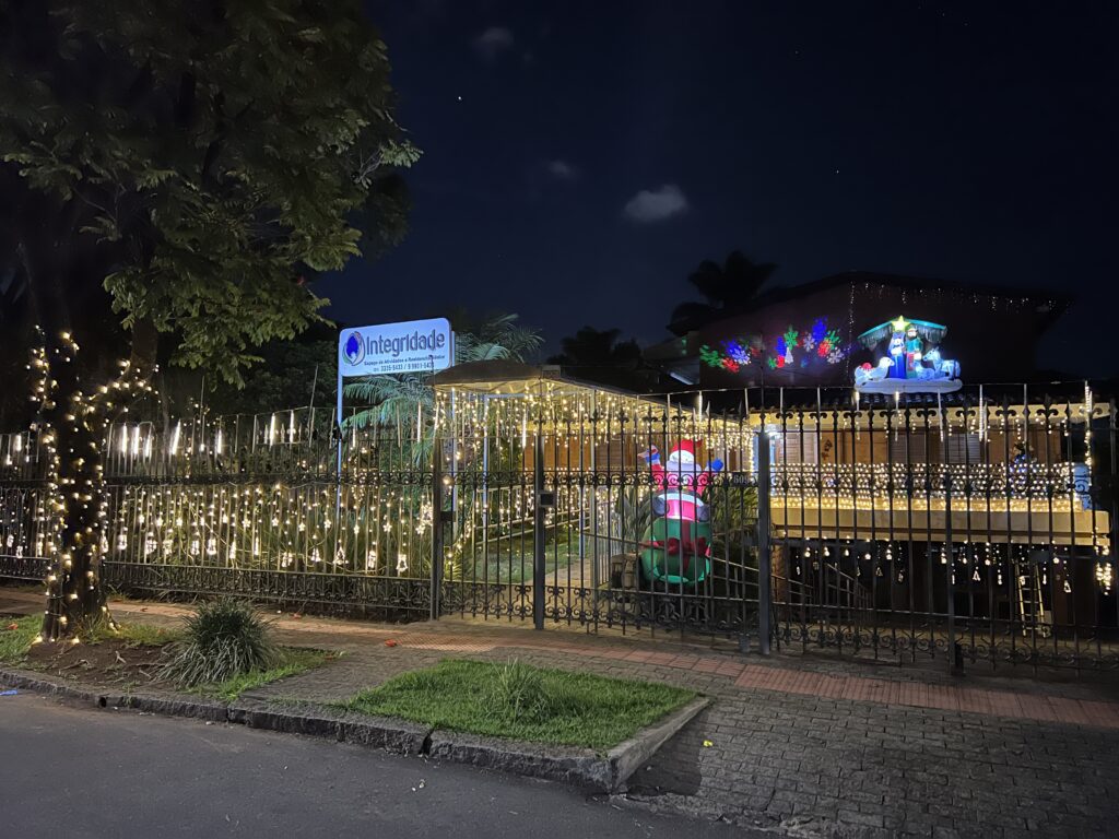 Fachada do Residencial Integridade decorada para o Natal, com iluminação acolhedora e ambiente preparado para receber famílias